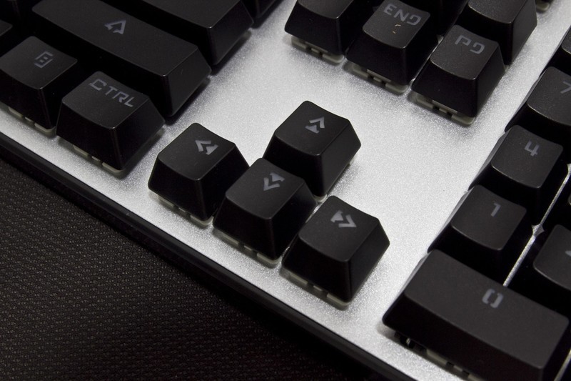 百元级吃鸡利器什么体验？灵逸黑寡妇机械键盘了解一下