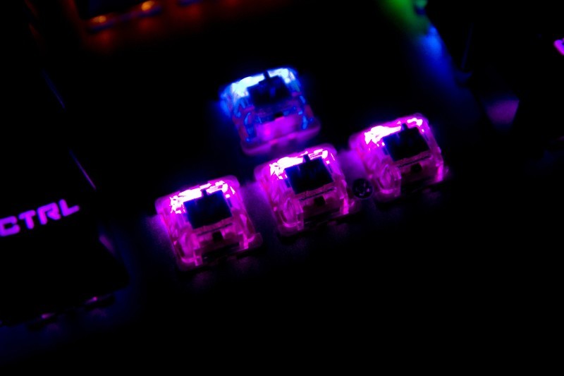 百元级吃鸡利器什么体验？灵逸黑寡妇机械键盘了解一下