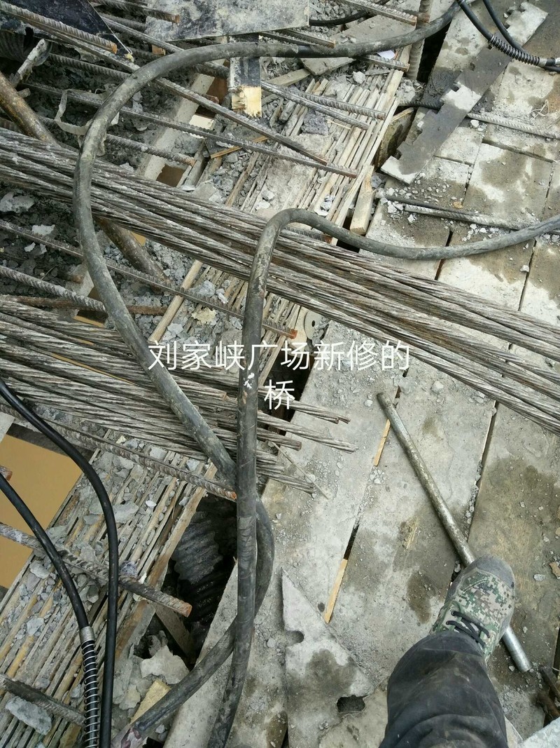 大家看一下，这个钢丝绳断了几根只不过我看到的这几个比较更多的还在那上面呢如果谁找