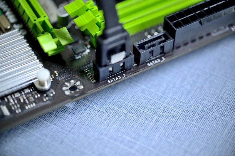 装机小常识系列，SATA接口那么多个，到底该插哪一个？