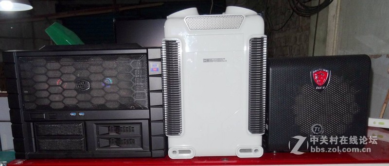 三个平放的机箱的对比，大家可以看看