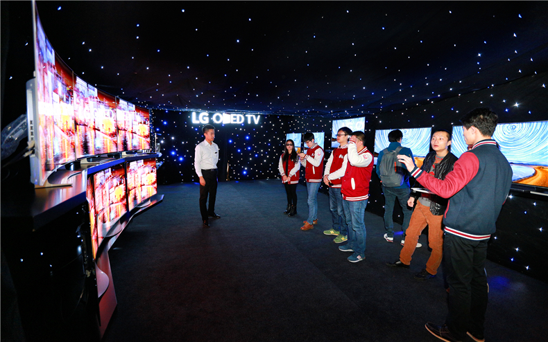 这是真的吗，索尼大法好还是LG OLED更黑科技？