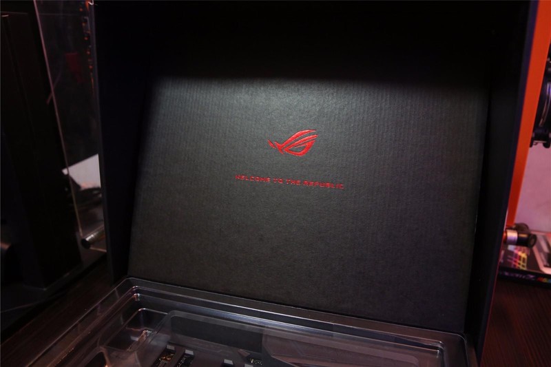 ROG Maximus IX Code搭载EVGA的高端主机配置【炫酷主板开箱过程】