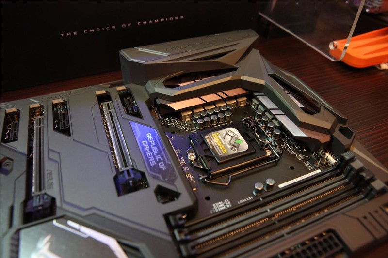 ROG Maximus IX Code搭载EVGA的高端主机配置【炫酷主板开箱过程】