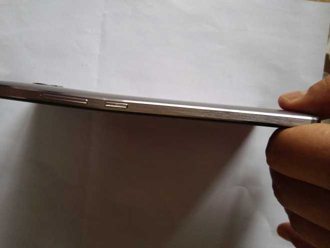 质量就是好，有图为证，被车门夹弯屏不碎，还能正常使用