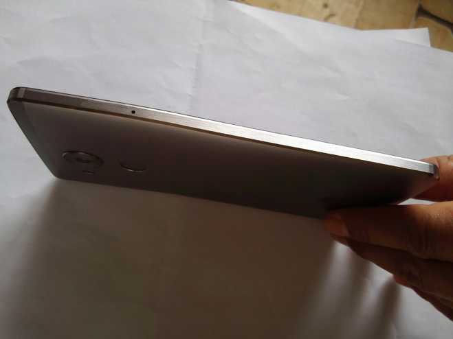 质量就是好，有图为证，被车门夹弯屏不碎，还能正常使用