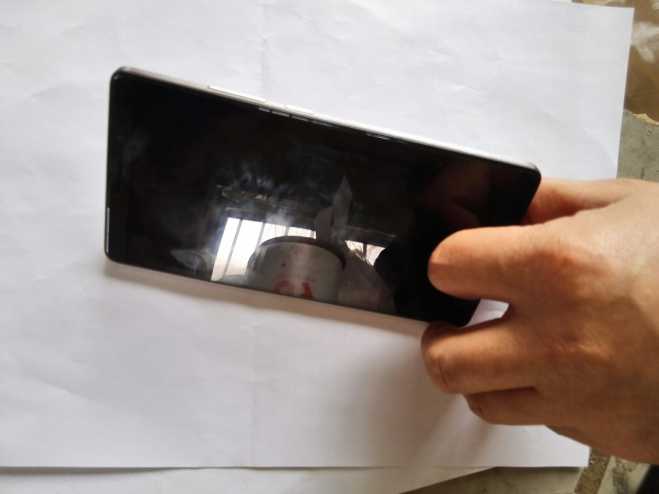 质量就是好，有图为证，被车门夹弯屏不碎，还能正常使用