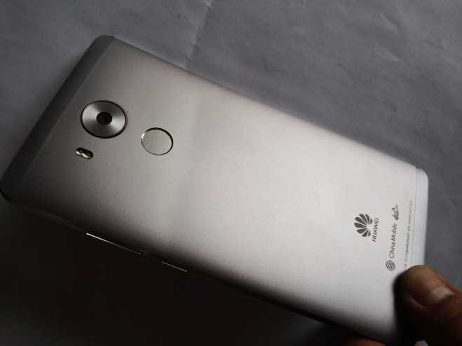 质量就是好，有图为证，被车门夹弯屏不碎，还能正常使用