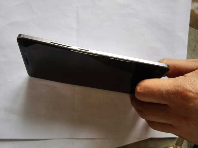 质量就是好，有图为证，被车门夹弯屏不碎，还能正常使用