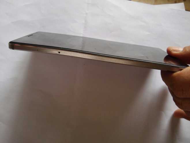 质量就是好，有图为证，被车门夹弯屏不碎，还能正常使用