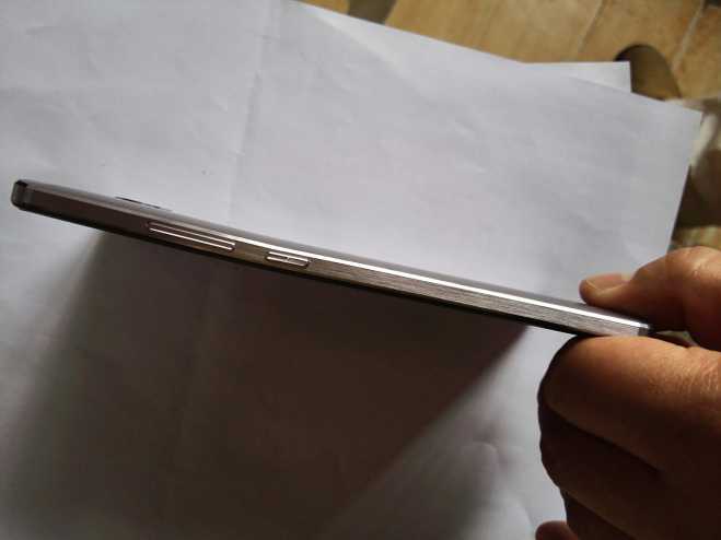 质量就是好，有图为证，被车门夹弯屏不碎，还能正常使用