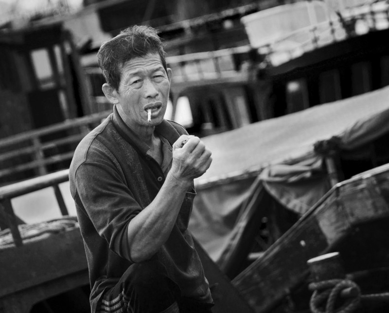 渔港里忙碌的人们