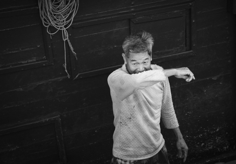 渔港里忙碌的人们