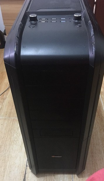 大家帮我看看这款机箱是哪一款，谢谢。