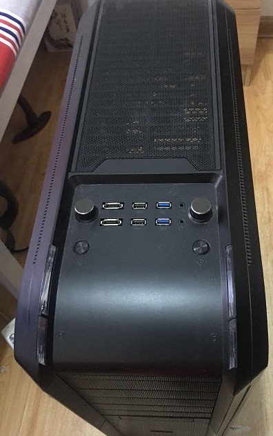 大家帮我看看这款机箱是哪一款，谢谢。