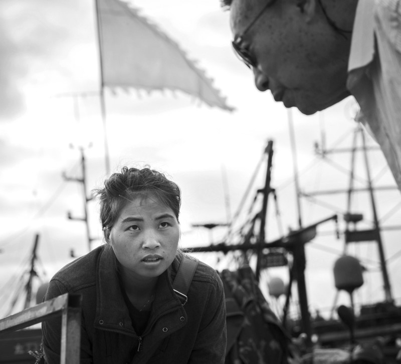 渔港里忙碌的人们