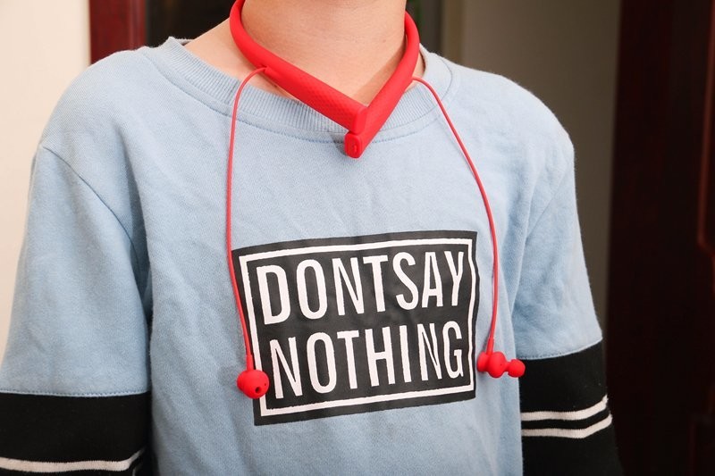 Itoos项圈蓝牙耳机：挂在脖子上的好耳机，狂甩不掉颜值超高