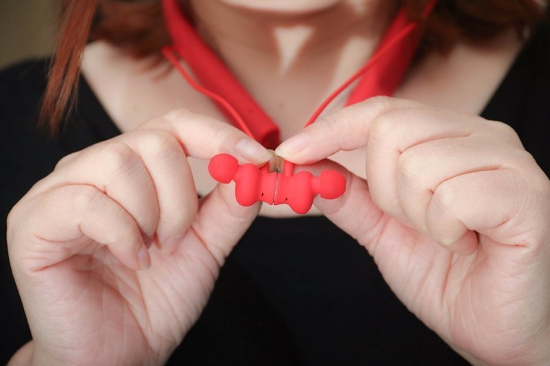 Itoos项圈蓝牙耳机：挂在脖子上的好耳机，狂甩不掉颜值超高