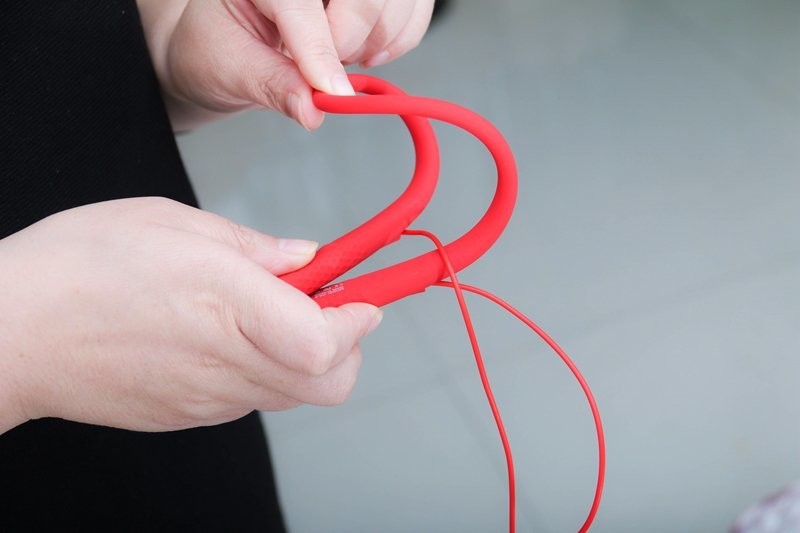 Itoos项圈蓝牙耳机：挂在脖子上的好耳机，狂甩不掉颜值超高