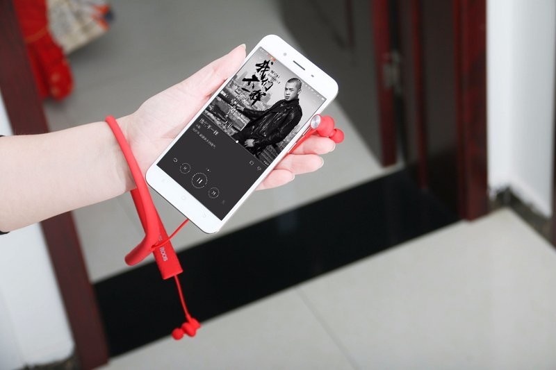 Itoos项圈蓝牙耳机：挂在脖子上的好耳机，狂甩不掉颜值超高