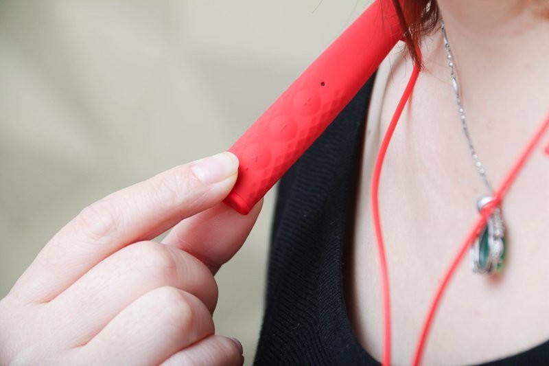 Itoos项圈蓝牙耳机：挂在脖子上的好耳机，狂甩不掉颜值超高