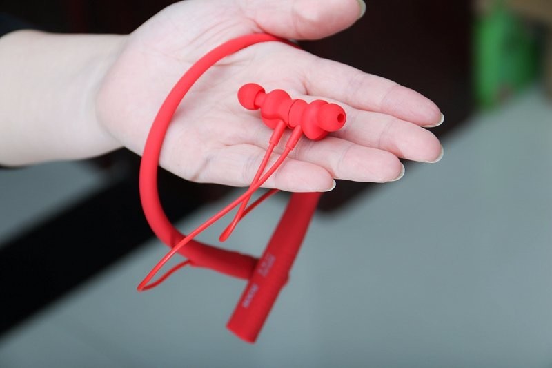 Itoos项圈蓝牙耳机：挂在脖子上的好耳机，狂甩不掉颜值超高