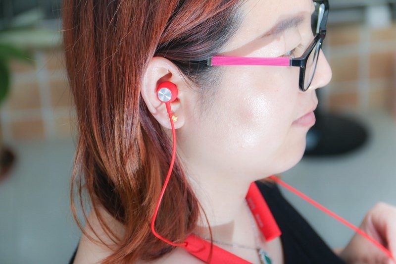 Itoos项圈蓝牙耳机：挂在脖子上的好耳机，狂甩不掉颜值超高