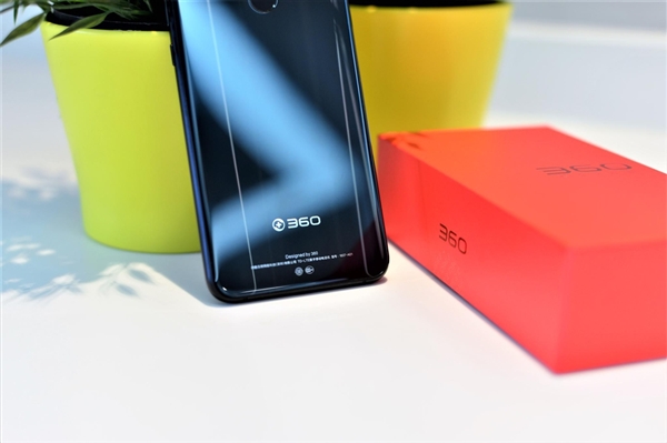 1699元！360 N5S真机图赏：玻璃美背最吸睛