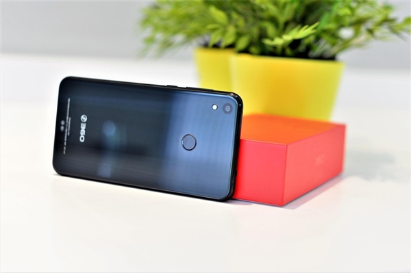 1699元！360 N5S真机图赏：玻璃美背最吸睛