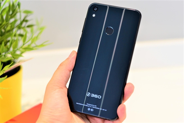 1699元！360 N5S真机图赏：玻璃美背最吸睛