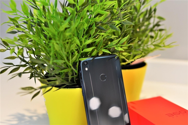 1699元！360 N5S真机图赏：玻璃美背最吸睛