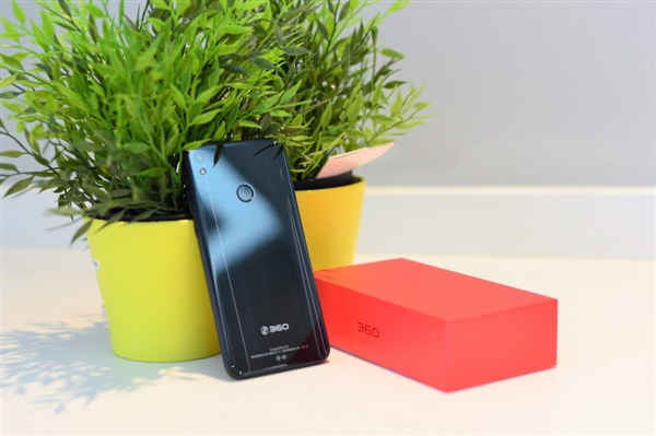 1699元！360 N5S真机图赏：玻璃美背最吸睛