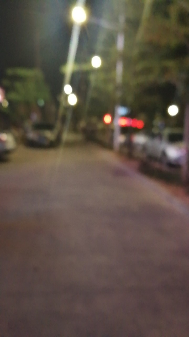 我手机摄像头拍照模糊  不可以对焦