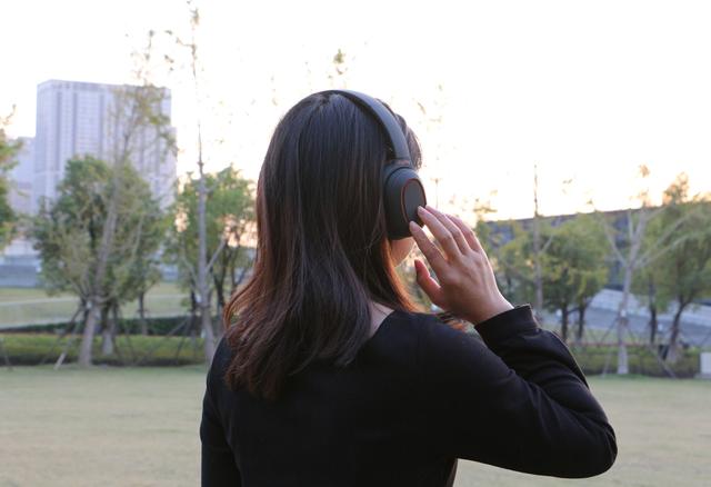 闭眼仰望天空，听我的声音，世界好安静 - dyplay城市旅行者2.0评测