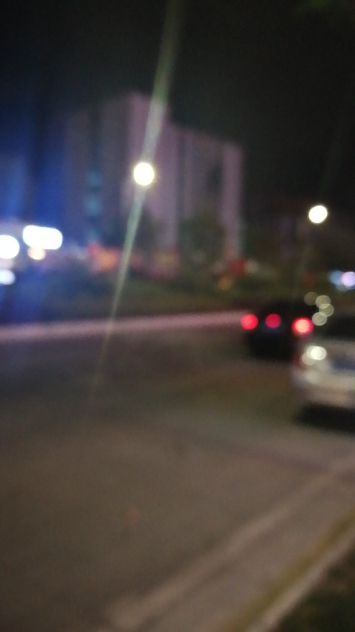 我手机摄像头拍照模糊  不可以对焦