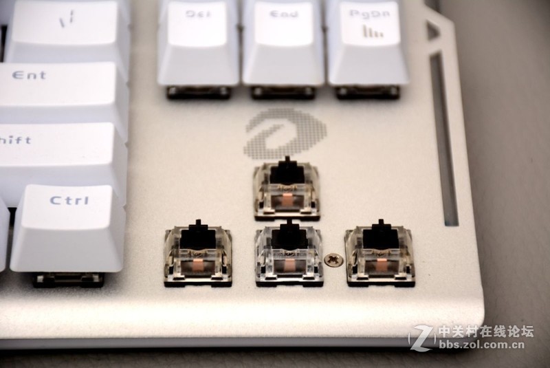 古董笔记本配小鲜肉键盘，怀旧ThinkPad与潮流达尔优的结合体！