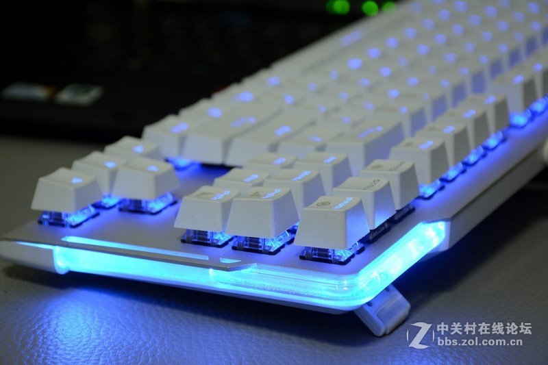 古董笔记本配小鲜肉键盘，怀旧ThinkPad与潮流达尔优的结合体！