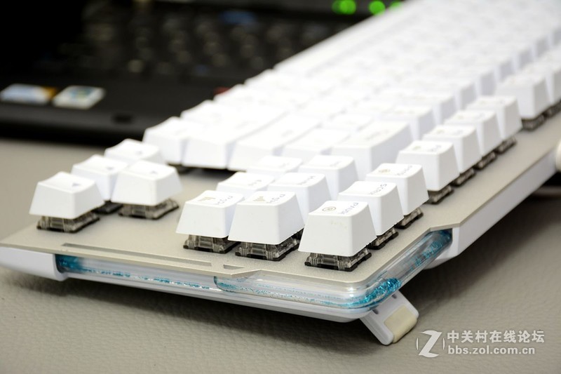 古董笔记本配小鲜肉键盘，怀旧ThinkPad与潮流达尔优的结合体！