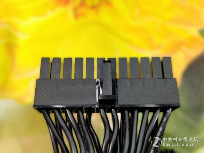 酷冷至尊V550GOLD电源，确保良好散热的同时更为安静体验感