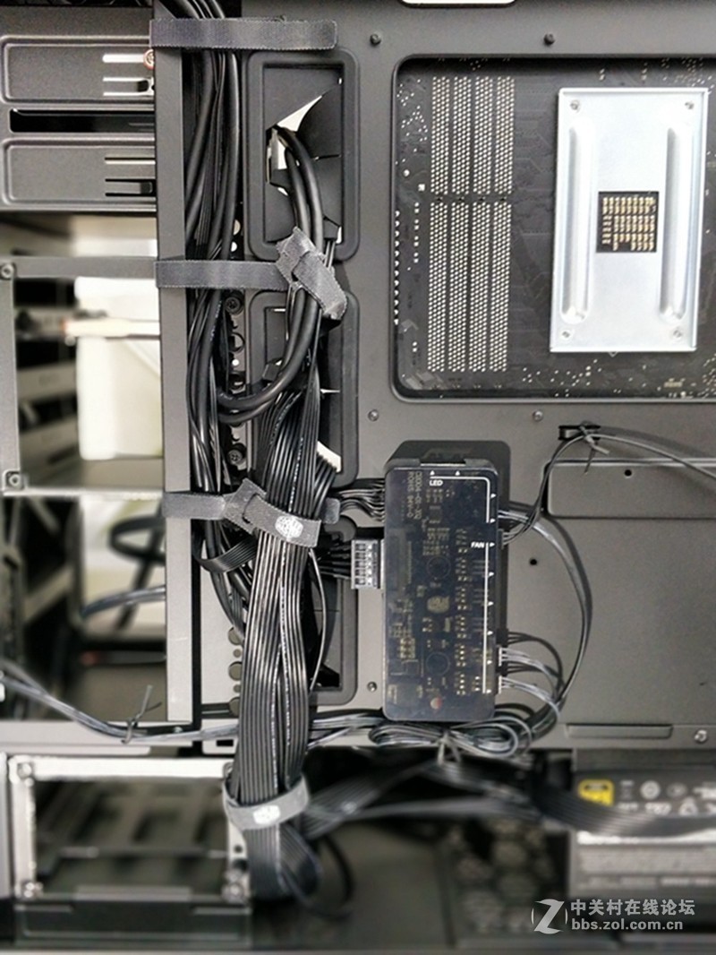 酷冷至尊V550GOLD电源，确保良好散热的同时更为安静体验感