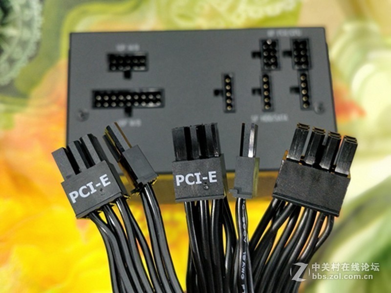 酷冷至尊V550GOLD电源，确保良好散热的同时更为安静体验感