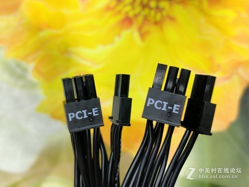 酷冷至尊V550GOLD电源，确保良好散热的同时更为安静体验感