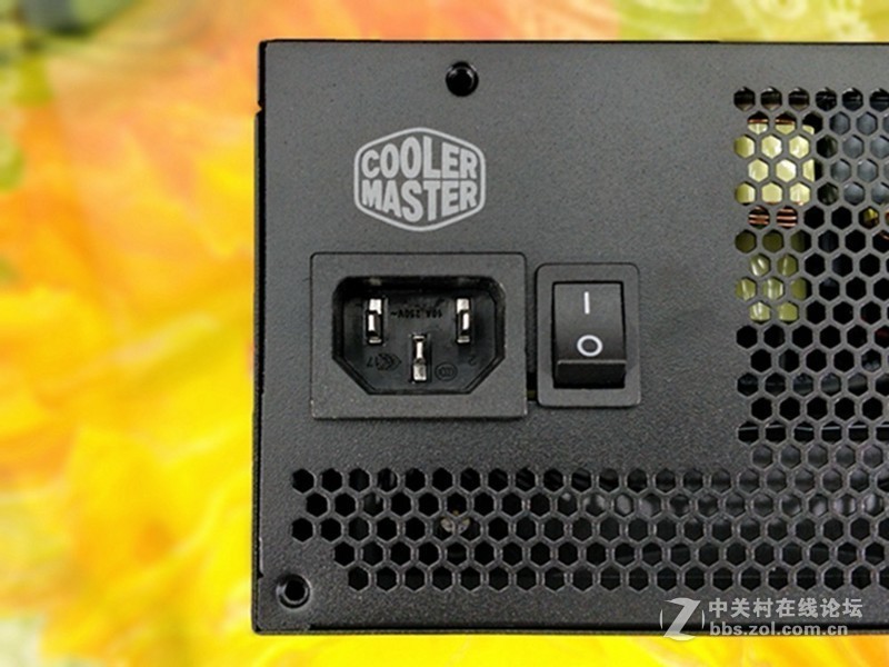 酷冷至尊V550GOLD电源，确保良好散热的同时更为安静体验感