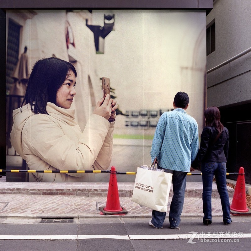 【拍案惊奇】信息时代好牛叉！俺才拍的照片就上了国外书刊和街头！