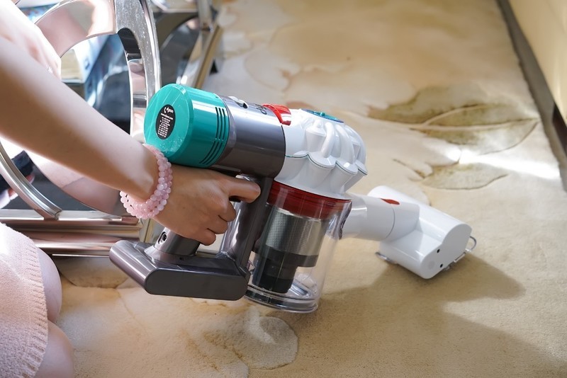 螨虫与妹子谁是最后赢家？戴森除螨仪手持吸尘器果断给出答案