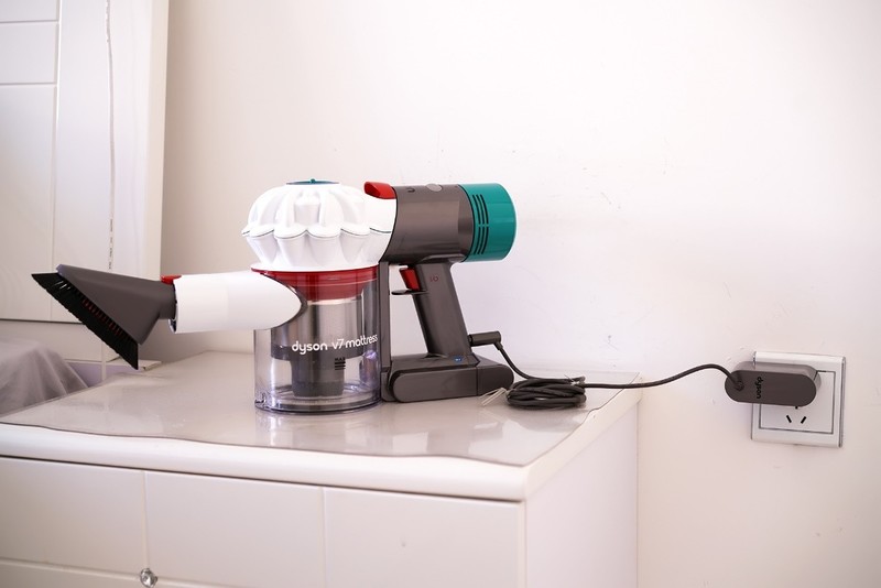 螨虫与妹子谁是最后赢家？戴森除螨仪手持吸尘器果断给出答案