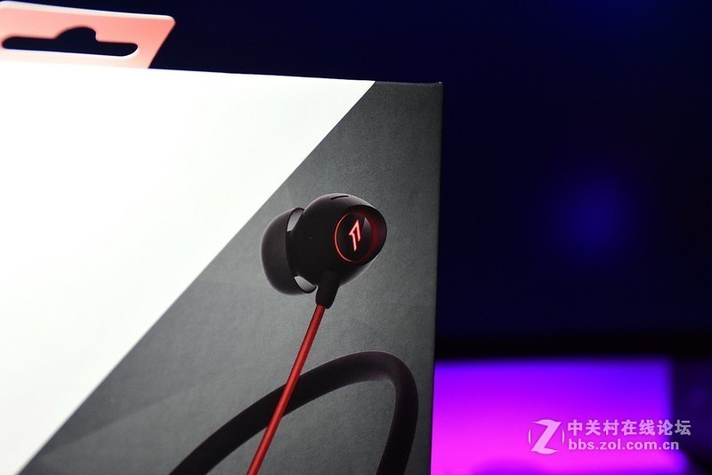 做一个无牵无挂的电竞人——1MORE 万魔 Spearhead VR 蓝牙电竞耳机开箱简评