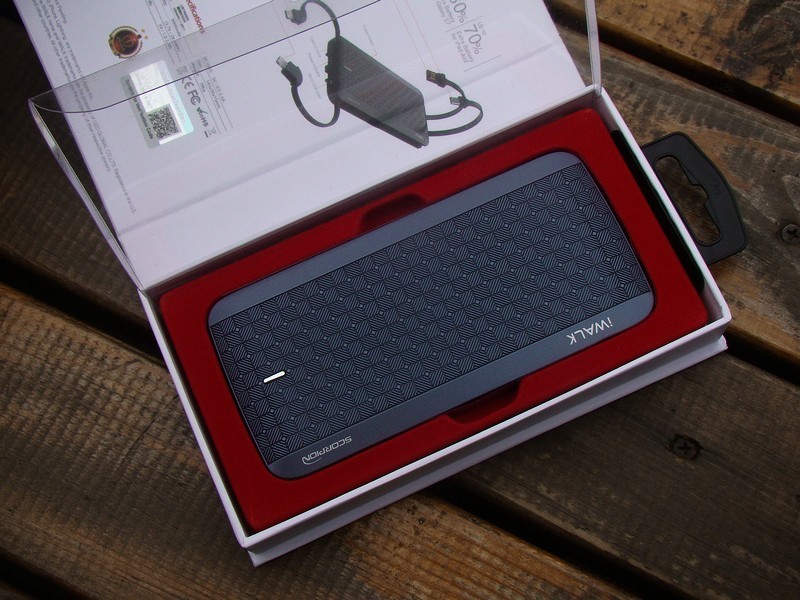 内置四线 方便随行 iWALK魔蝎8000X移动电源 体验