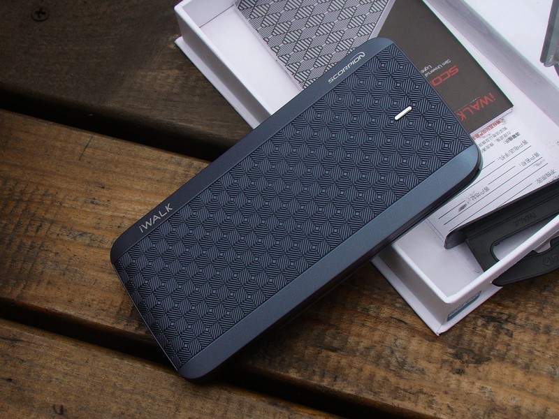 内置四线 方便随行 iWALK魔蝎8000X移动电源 体验