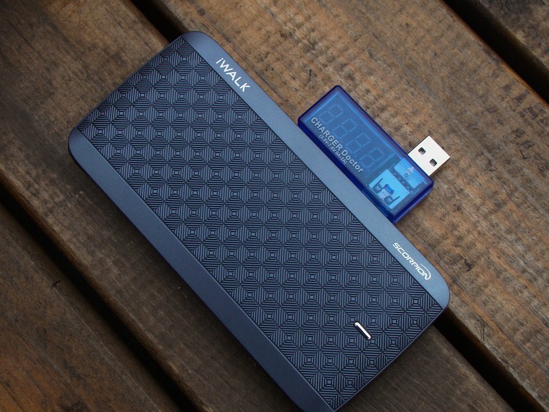 内置四线 方便随行 iWALK魔蝎8000X移动电源 体验